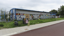 908263 Gezicht op de zijgevel van een gesloten loods van het bedrijf 'imo' (Cartesiusweg 150) te Utrecht, vol graffiti.
